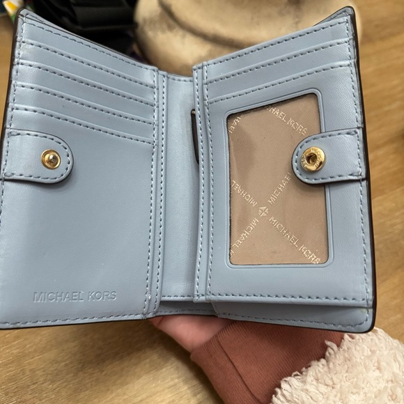 NWOT Michael Kors Jet Set Charm Medium Slim Bifold Wallet, Vanilla & Sky Blue - Picture 4 of 6